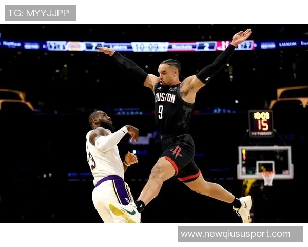 布克回应三分犯规争议称需查规则手册并提及狄龙被詹姆斯撞倒事件 布克回应三分犯规争议称需查规则手册并提及狄龙被詹姆斯撞倒事件